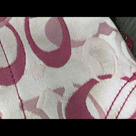 🛍2/$35 Pre-loved Coach Signature C Pink Wristlet - Picture 6 of 8